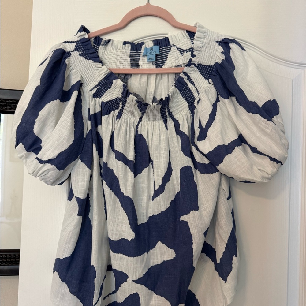 Women’s lined linen gorgeous blue and white top! NWOT. Size L.